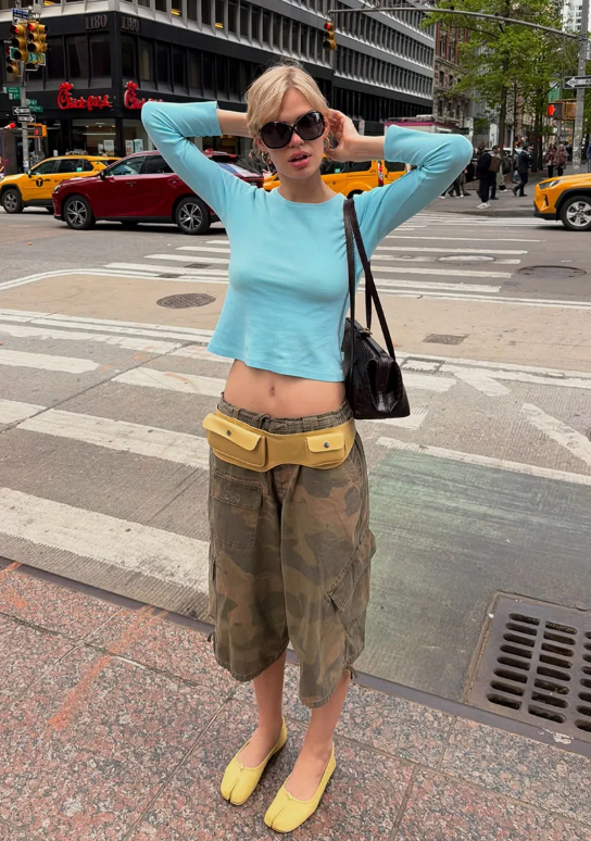 Utility belt bag trở thành điểm nhấn thời trang giúp tổng thể trang phục trở nên cá tính hơn.&nbsp;Ảnh: @linda.sza