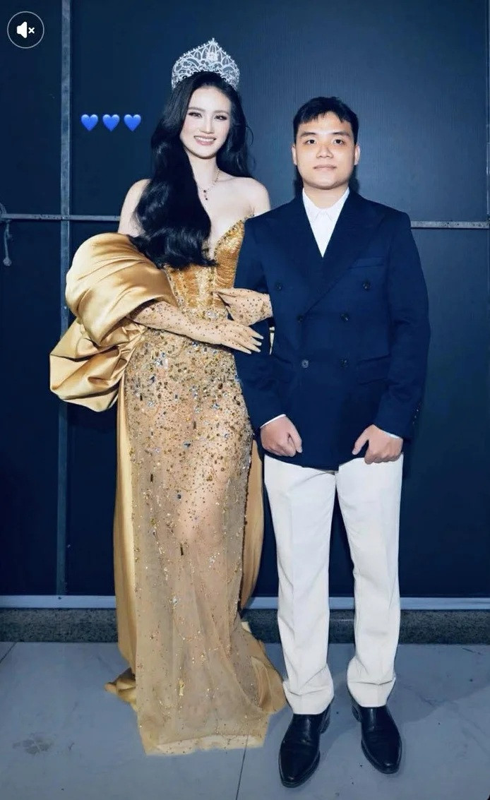 Bạn trai đến chúc mừng Ý Nhi kết thúc nhiệm kỳ Miss World Vietnam.