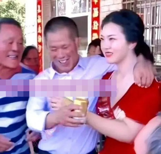 Người đàn ông 50 tuổi cưới nữ nhân viên kém 30 tuổi, hành động với cha cô dâu gây xôn xao Ảnh 1