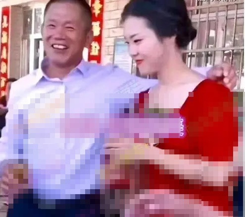 Người đàn ông 50 tuổi cưới nữ nhân viên kém 30 tuổi, hành động với cha cô dâu gây xôn xao Ảnh 2
