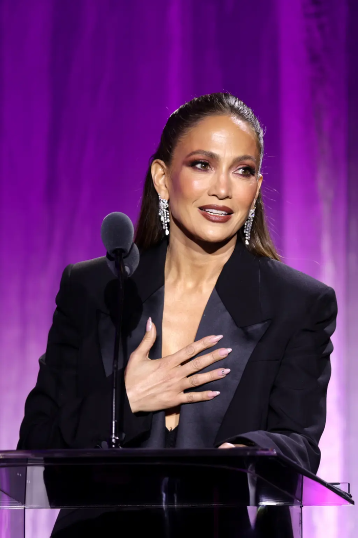Jennifer Lopez vừa gây chú ý khi chia sẻ về một biến cố sức khỏe nghiêm trọng.