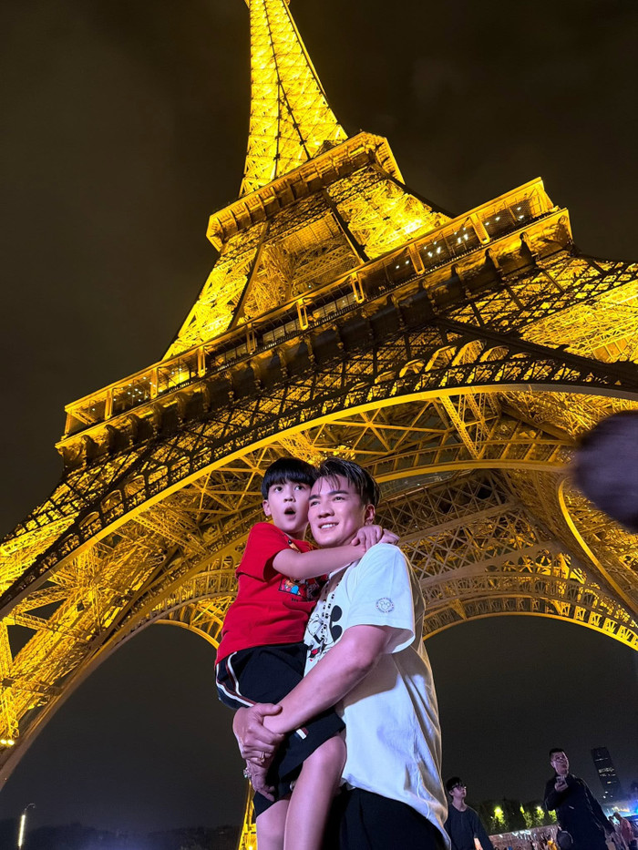 Đàm Vĩnh Hưng cùng con trai trải nghiệm lên tháp Eiffel.