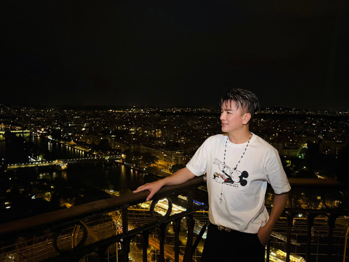 Đàm Vĩnh Hưng cùng con trai trải nghiệm ngắm Paris từ trên cao.