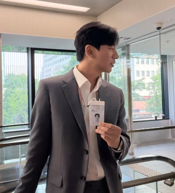 Kim Nam Gil khoe thẻ nhân viên trong ngày đầu tiên xuất hiện tại ngân hàng. (Nguồn: StarnewsKorea)