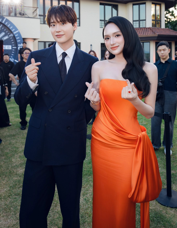 Hương Giang và Lee Jong Suk vui vẻ chụp ảnh cùng nhau. Ảnh: IGNV