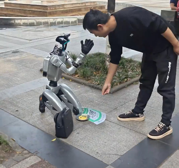 Robot quỳ gối xin tiền giữa phố, cư dân mạng 'dậy sóng' Ảnh 3