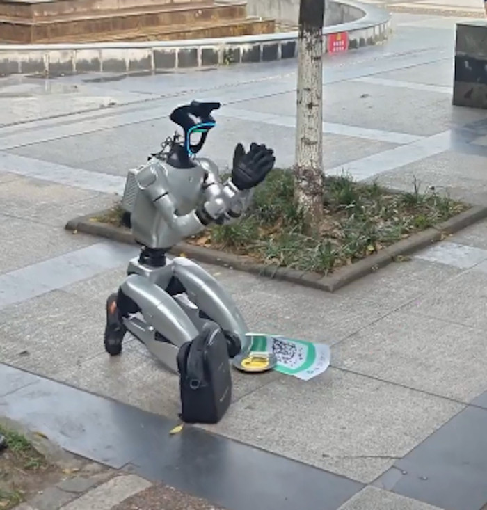 Robot quỳ gối xin tiền giữa phố, cư dân mạng 'dậy sóng' Ảnh 2