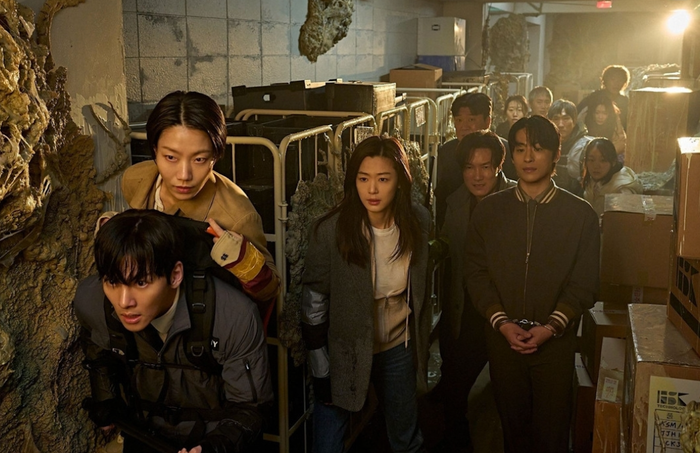 Colony: Bầy Xác Sống nhanh chóng thu hút sự quan tâm của khán giả nhờ đề tài xác sống kết hợp yếu tố sinh tồn (Ảnh: Showbox).