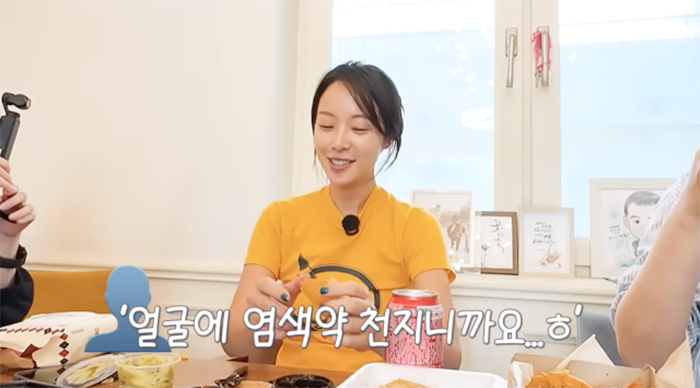 Hwang Jung Eum vừa dùng bữa, vừa trò chuyện với ê-kíp về cuộc sống hiện tại.