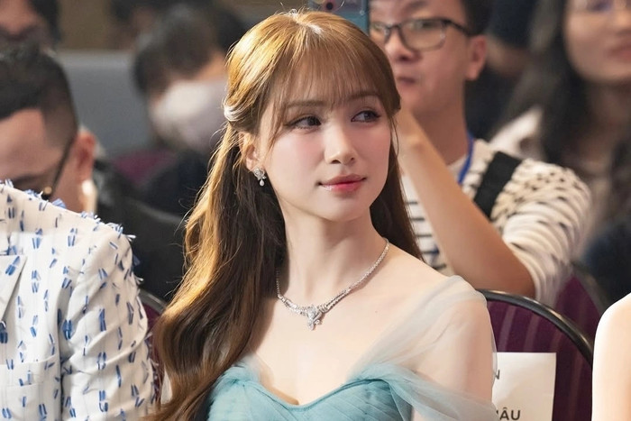 Ca sĩ Hoà Minzy.