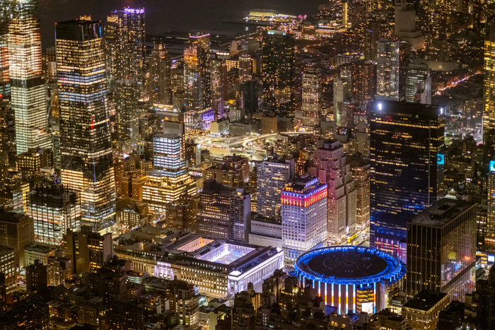 Madison Square Garden về đêm.