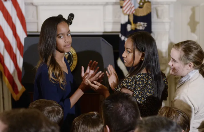 Malia và Sasha Obama vào ngày 12 tháng 1 năm 2017. Ảnh: Getty Images