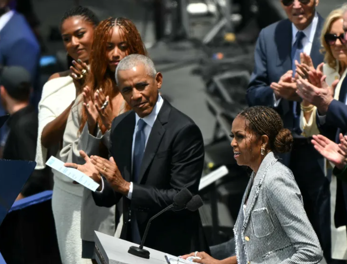 Tổng thống Barack Obama và phu nhân Michelle cùng hai con gái Sasha và Malia tại Chicago vào ngày 18 tháng 6 năm 2026. Ảnh: Getty Images