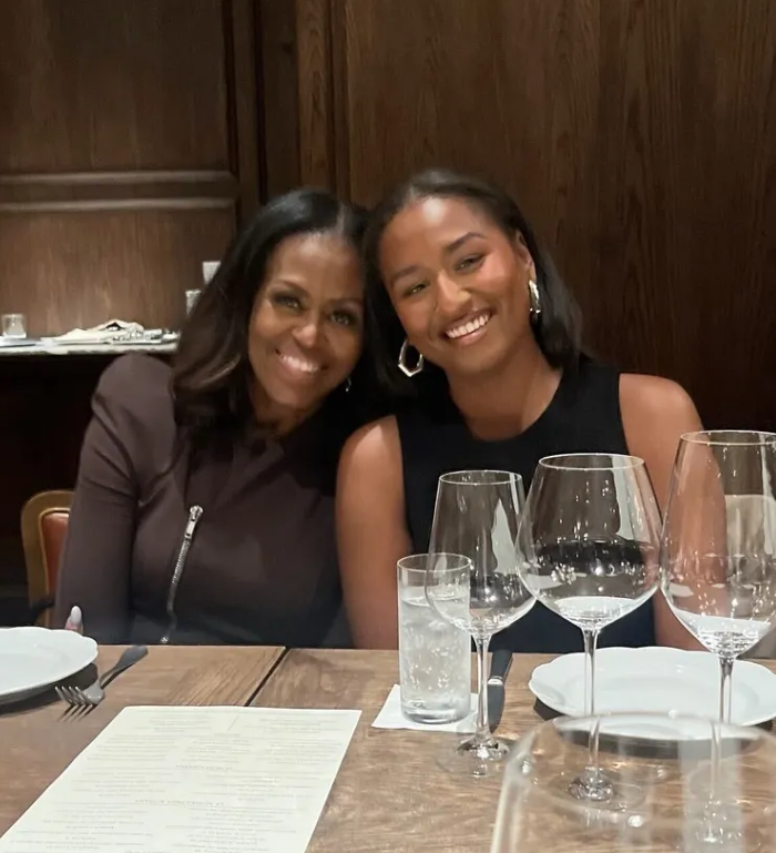 Michelle Obama cùng con gái Sasha trong dịp sinh nhật lần thứ 25 của cô. Ảnh: IGNV
