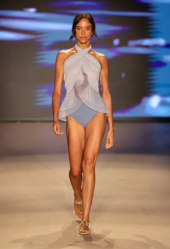 Các chi tiết bèo nhún mềm mại xuất hiện dày đặc trên sàn diễn Miami Swim Week. Ảnh: Getty Images