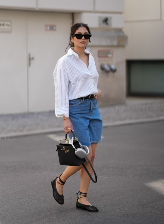 Sự kết hợp giữa denim và sơ mi poplin chưa bao giờ lỗi mốt.&nbsp;Ảnh: Getty Images
