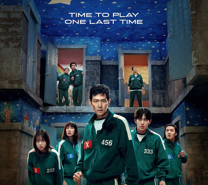 Đạt 46,3 triệu lượt xem trong tuần thứ hai, Squid Game 3 khép lại bộ ba phim sinh tồn nổi tiếng của đạo diễn Hwang Dong-hyuk. Phần phim tiếp nối trực tiếp sự kiện ở mùa trước khi Seong Gi-hun phải đối đầu với Front Man trong trạng thái kiệt quệ cả về thể chất lẫn tinh thần. Những vòng đấu cuối cùng được xây dựng khốc liệt hơn, liên tục đặt các nhân vật trước lựa chọn giữa sự sống và nhân tính, tạo nên cái kết cho toàn bộ mạch truyện chính.