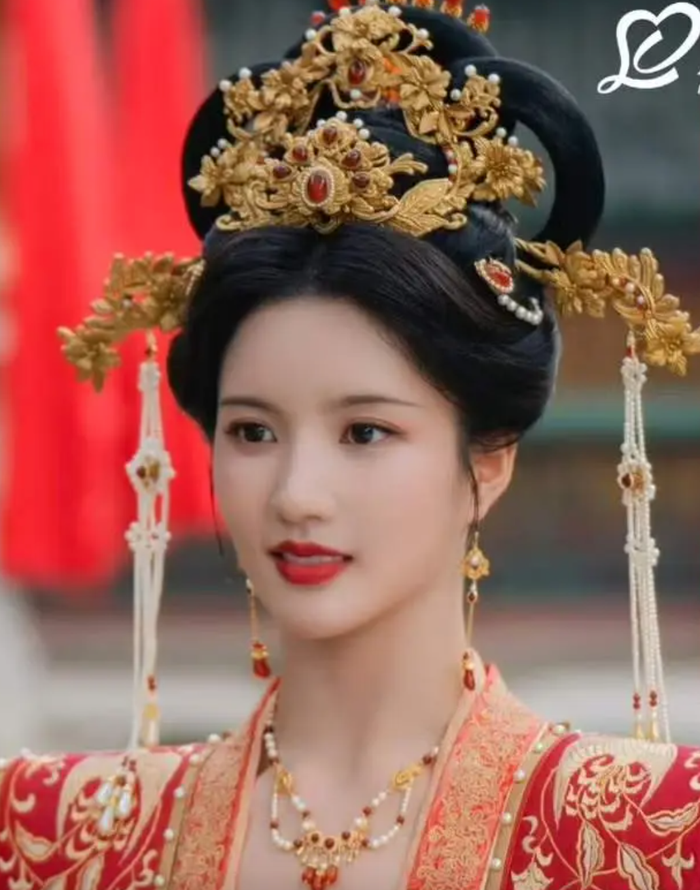 Diện hồng y uy quyền, Lưu Tá Ninh sở hữu sức hút lấn lướt mỗi khi lộ diện trên màn ảnh. Ảnh: Sohu