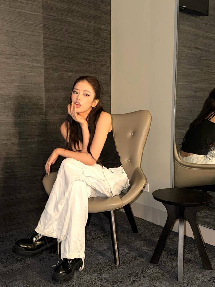 Điểm khiến cư dân mạng đặc biệt chú ý chính là nhan sắc ngày càng thăng hạng của nữ thần tượng sinh năm 2003.