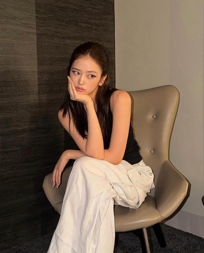 Ahn Yu Jin hoàn thiện outfit bằng đôi boots đen cá tính, tạo nên sự kết hợp hài hòa giữa nét mạnh mẽ và thời thượng.&nbsp;