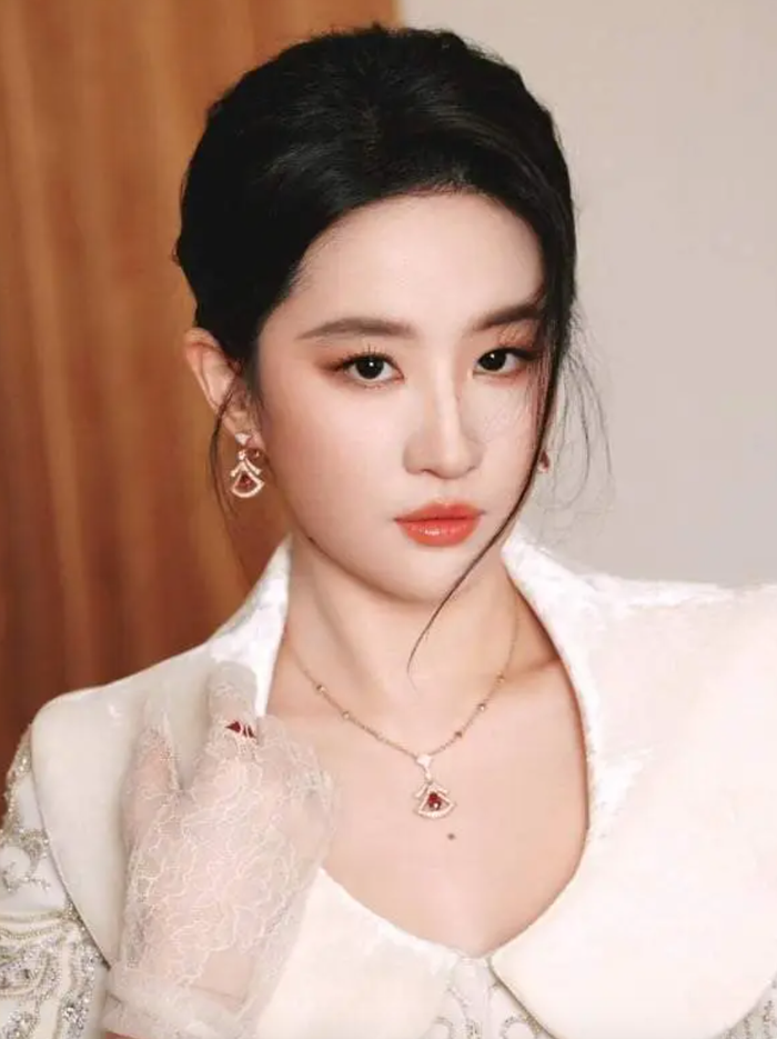Lưu Diệc Phi sở hữu khí chất sang trọng được khán giả gọi tên nhiều khi nhắc đến những dạng vai tiểu thư tài phiệt. Ảnh: Sohu
