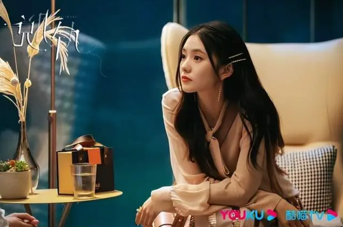 Thần thái thanh lãnh như một quý cô kiêu kỳ của Lưu Hạo Tồn trong Thoát Quỹ. Ảnh: Youku