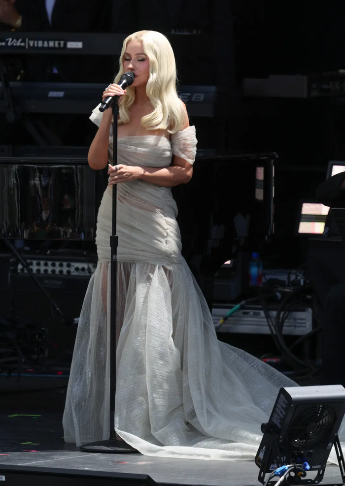 Christina Aguilera tỏa sáng trong váy xuyên thấu tại lễ khánh thành Trung tâm Tổng thống Obama Ảnh 2