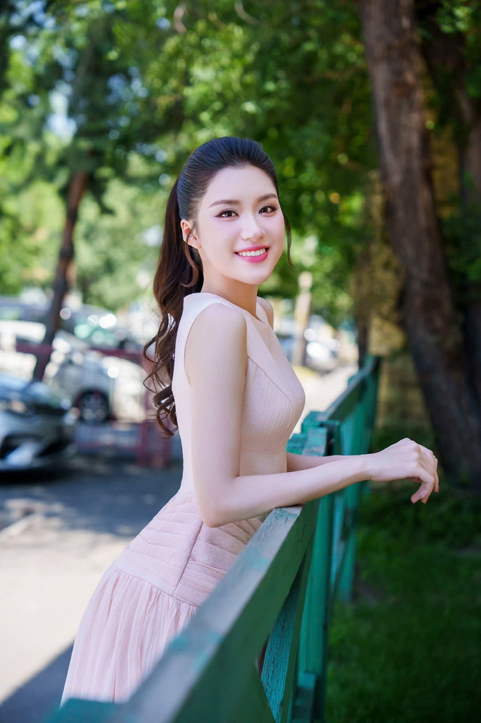 Phương Oanh được khen ngày càng xinh đẹp sau ba tháng đăng quang. Ảnh: FBNV