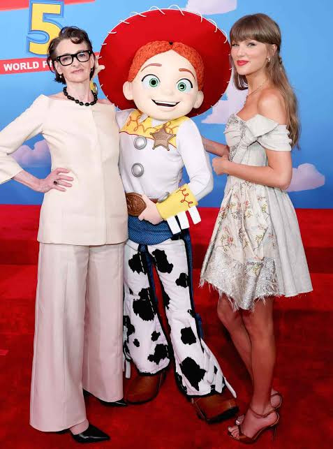 Taylor Swift viết nhạc cho Toy Story 5 chỉ trong một ngày, gọi đó là 'ngày hạnh phúc nhất đời' Ảnh 2