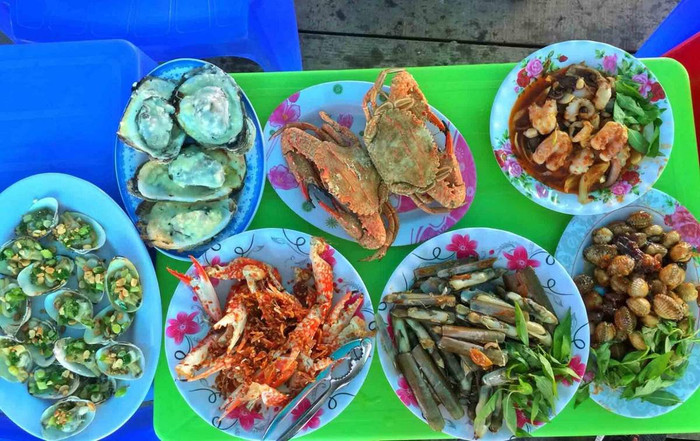 Hải sản tươi ngon ở biển Tân Thành.