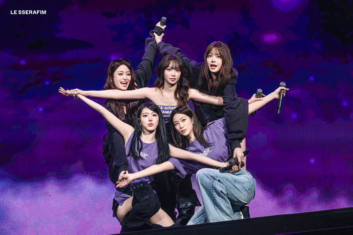 LE SSERAFIM làm điều chưa từng có, chính thức vượt mặt TWICE tại Mỹ Ảnh 2