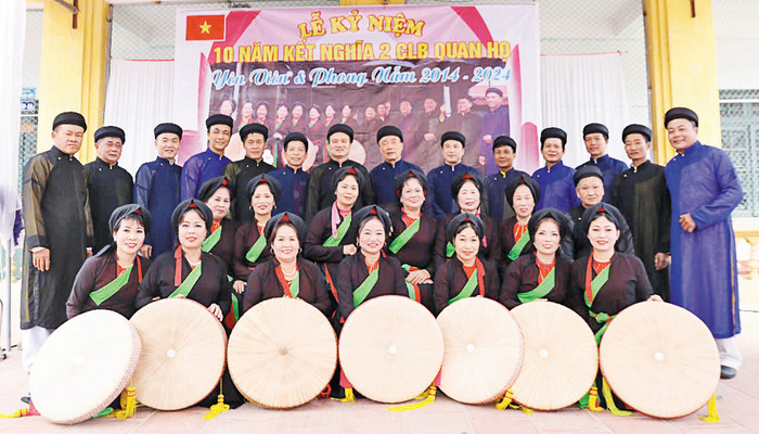 Liền anh, liền chị quan họ làng Yên Viên và Phong Nẫm giao lưu, kết nghĩa. Ảnh: báo Bắc Ninh