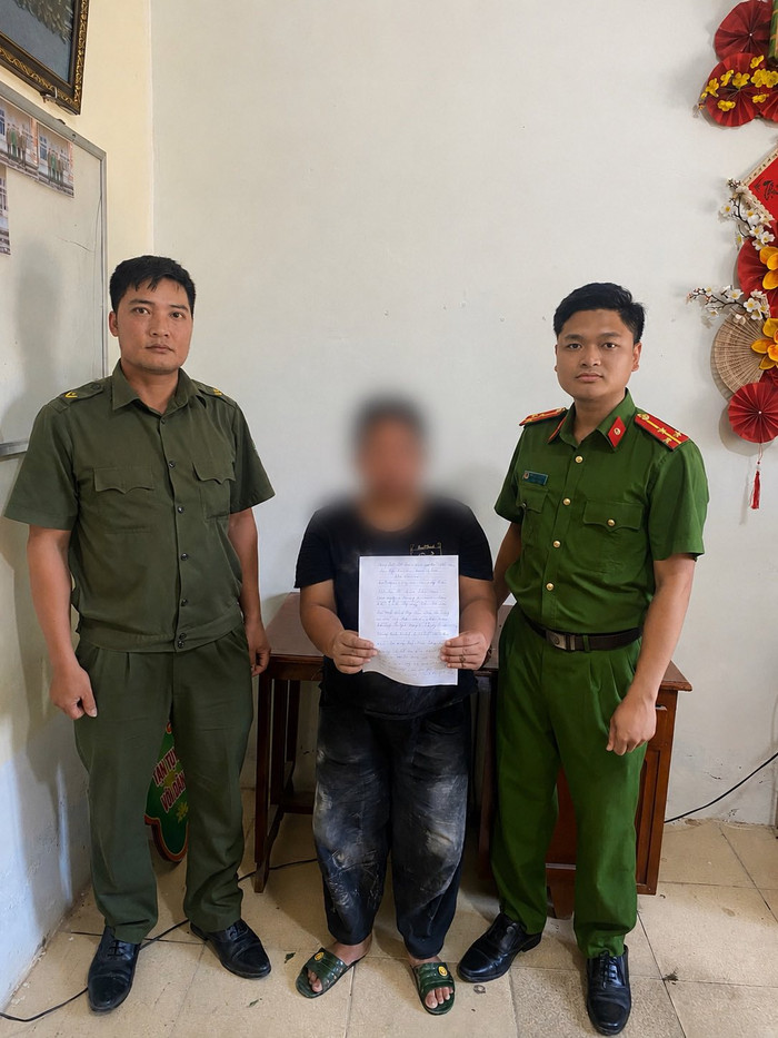 Người thân viết thư cảm ơn lực lượng chứ năng đã kịp thời giúp đỡ nạn nhân. Ảnh: Công an TP Hà Nội
