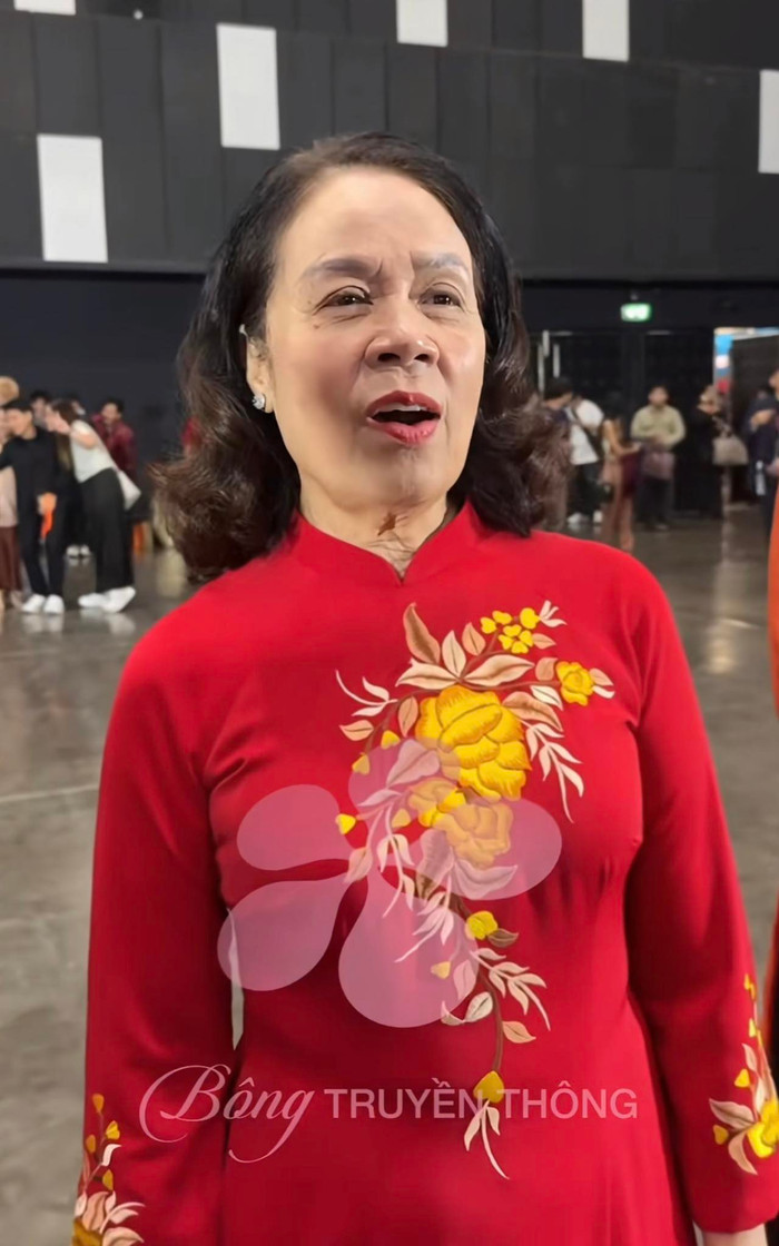 Mẹ ruột Hương Giang hài hước chia sẻ về chuyện gả con gái. (Ảnh từ TikTok Bông Truyền Thông)
