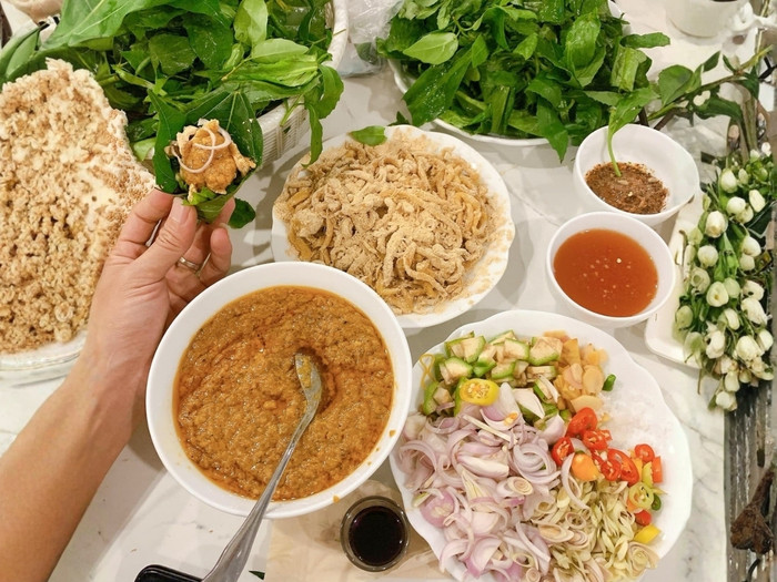 Linh hồn của món gỏi nằm ở bát chẻo chấm.