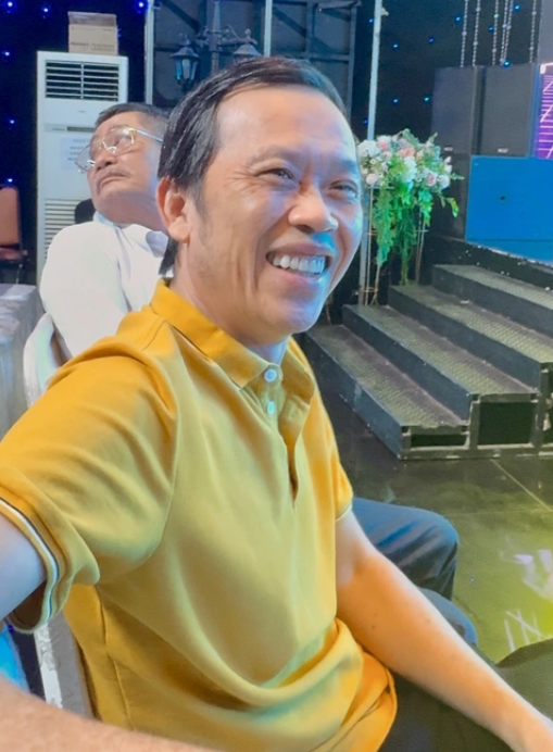 Ngoài công việc nghệ thuật, Hoài Linh chọn nhịp sống bình dị bên gia đình, cây cối và những thú vui quen thuộc.