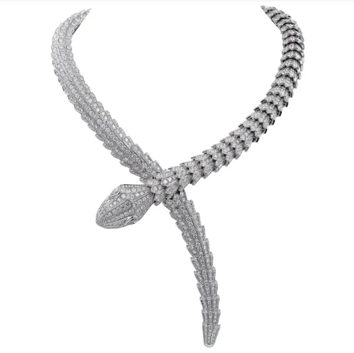 Dua Lipa&nbsp;lựa chọn vòng cổ Serpenti High Jewelry của Bulgari, chế tác từ vàng trắng 18 karat.&nbsp;