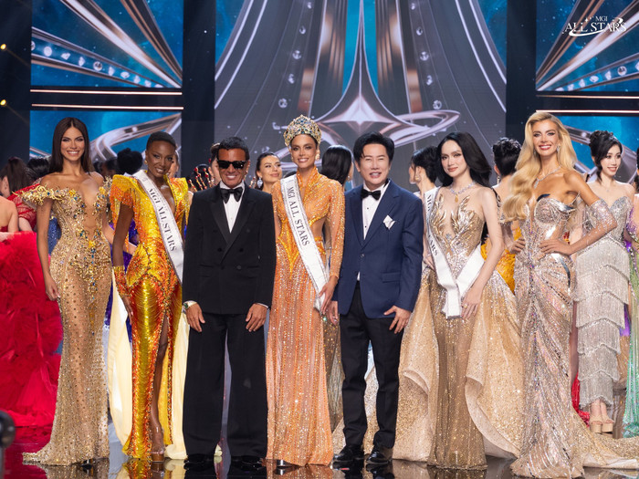 Giám khảo Omar Harfouch chụp ảnh cùng Top 5 MGI All Stars và ông Nawat.