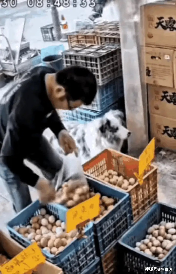 Đi mua trứng, người đàn ông có hành động khiến chủ tiệm tạp hóa bức xúc sau khi xem lại camera Ảnh 2