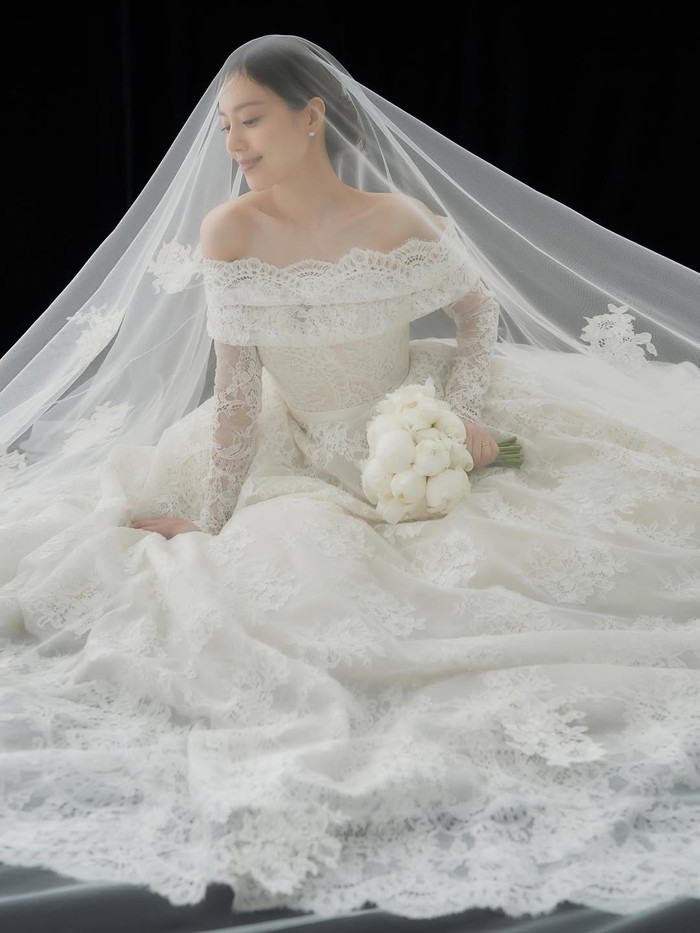 Moon Chae Won nở nụ cười hạnh phúc khi chụp ảnh cưới. Ảnh: IGNV