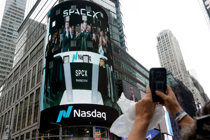 Người dân tập trung xem truyền hình trực tiếp với CEO của SpaceX, Elon Musk, vào ngày SpaceX niêm yết cổ phiếu lần đầu ra công chúng (IPO) tại Nasdaq MarketSite, thành phố New York, Mỹ, ngày 12 tháng 6 năm 2026. Ảnh: Reuters