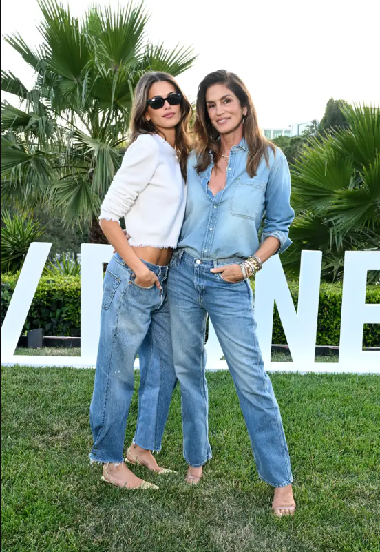 Kaia Gerber và Cindy Crawford tham dự sự kiện ra mắt dòng sản phẩm RE/DONE x Kaia Gerber Short/Cuts tại Los Angeles vào ngày 20 tháng 5 năm 2026. Ảnh: Getty Images