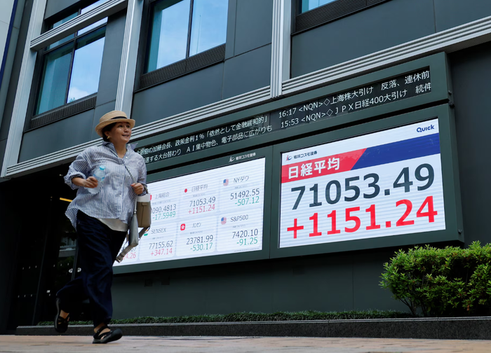 Thị trường chứng khoán toàn cầu đồng loạt suy yếu trong phiên giao dịch cuối tuần. Ảnh: Reuters