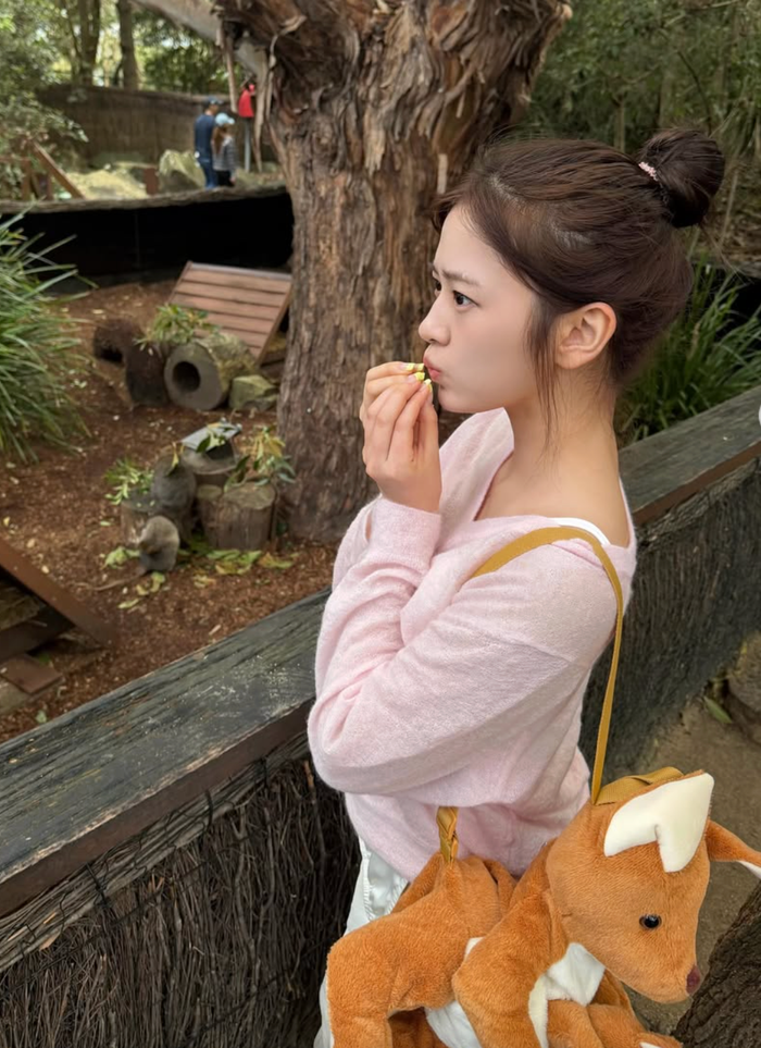 An Yu Jin (IVE) khoe cơ bụng săn chắc trong chuyến lưu diễn tại Úc, visual đời thường gây chú ý Ảnh 2