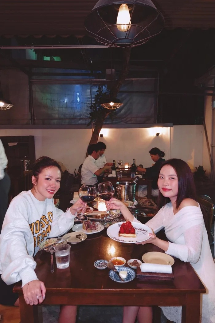 Phương Mỹ Chi và bạn tâm giao thường xuyên gặp gỡ.