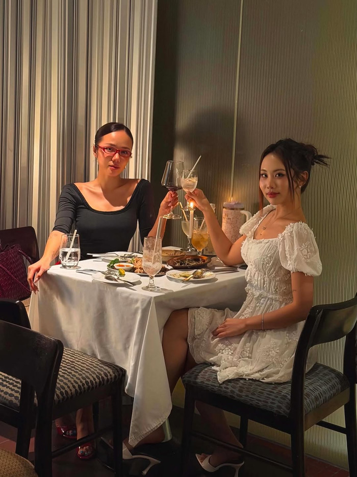 Phương Mỹ Chi hẹn hò thân thiết bên bạn tâm giao là Phương Ly.