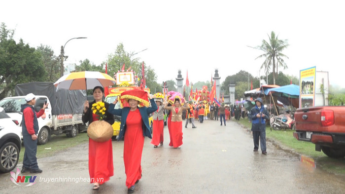 Người dân tham gia lễ hội đền Nguyễn Xí năm 2024 ở Nghi Lộc. Ảnh: Truyền hình Nghệ An.