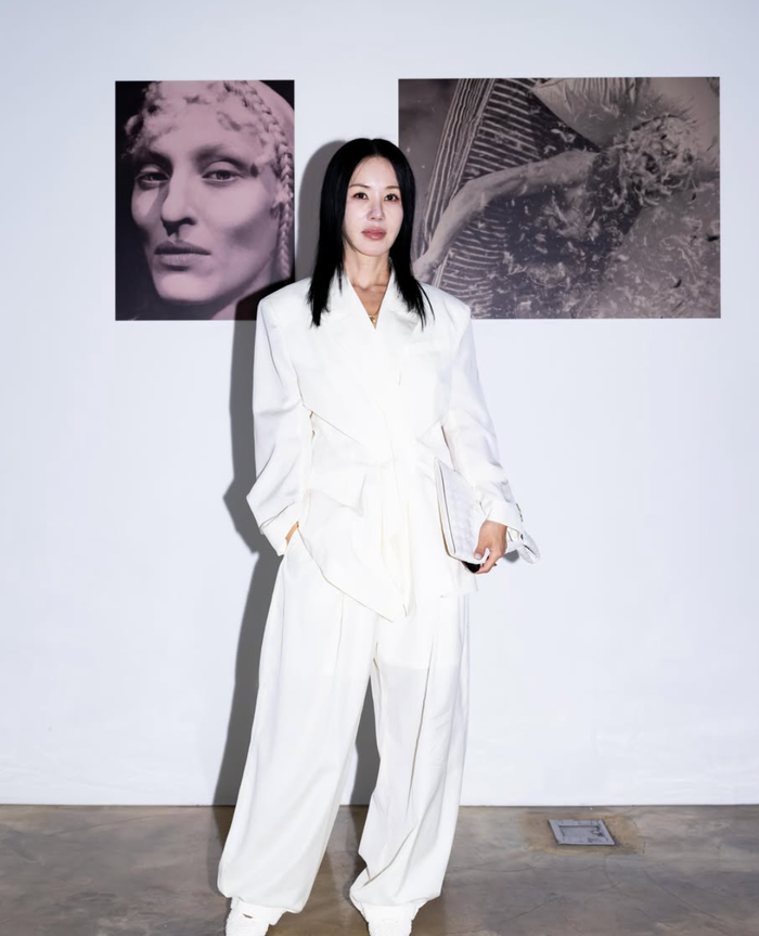 Bên cạnh các hoạt động nghệ thuật, Uhm Jung Hwa cũng thường xuyên chia sẻ cuộc sống thường ngày thông qua kênh YouTube cá nhân.