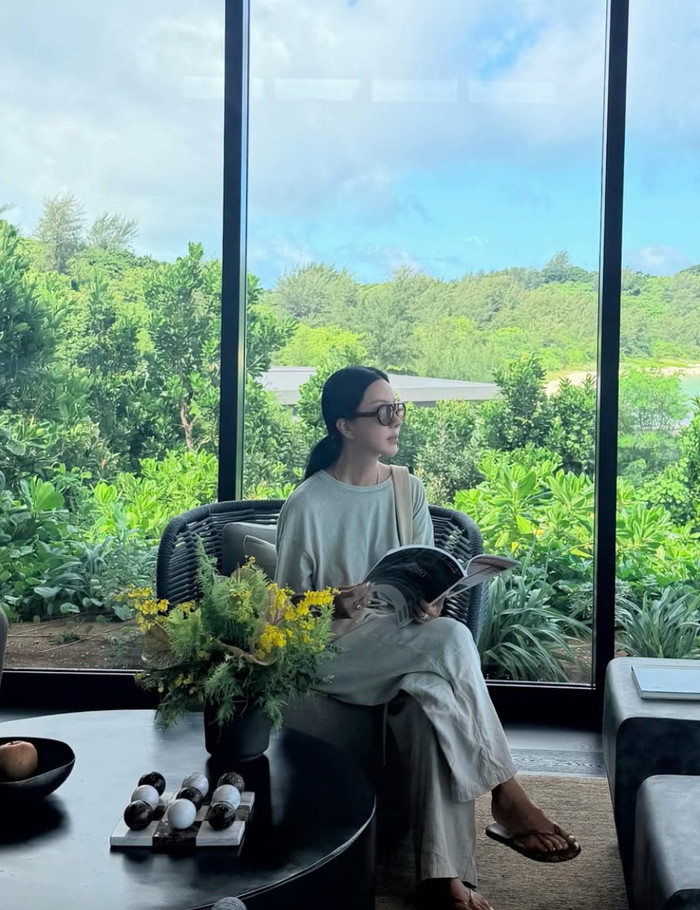 Dù đã bước sang tuổi 55, Uhm Jung Hwa vẫn khiến nhiều người ngưỡng mộ bởi vóc dáng cân đối.