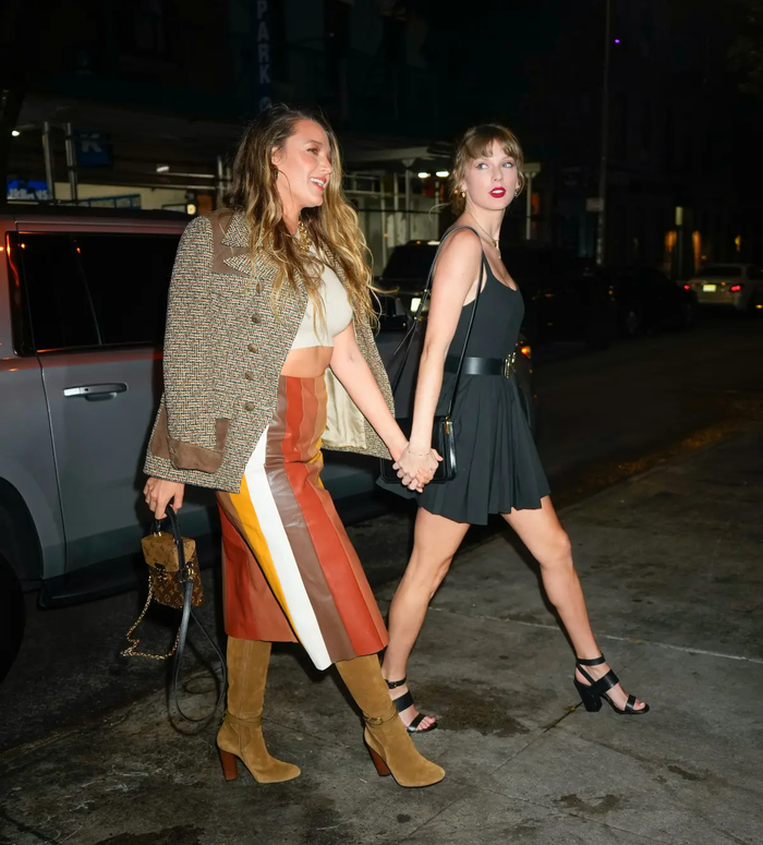 Một nguồn tin nhận định Blake Lively không muốn vắng mặt trong đám cưới Taylor Swift vì hình ảnh cá nhân luôn là điều cô đặc biệt quan tâm.